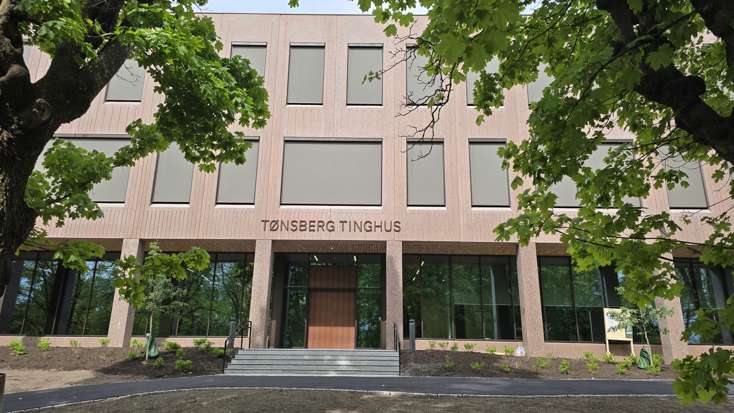 Bilde av inngangspartiet til nye Tønsberg tinghus