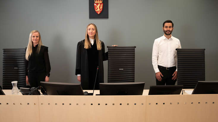 Bilde av en fagdommer og to meddommere, en kvinne og en mann