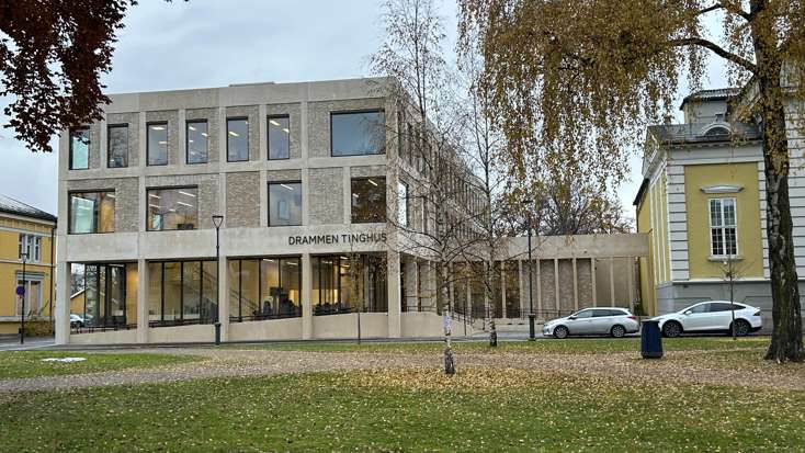 Drammen tinghus er et lyst hus i murstein og betong i tre etasjer.