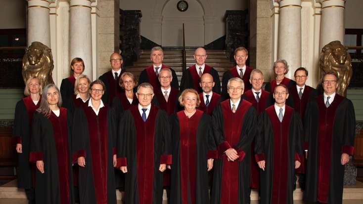 Alle dommerne i Høyesterett i august 2019, samlet og iført dommerkappene sine.