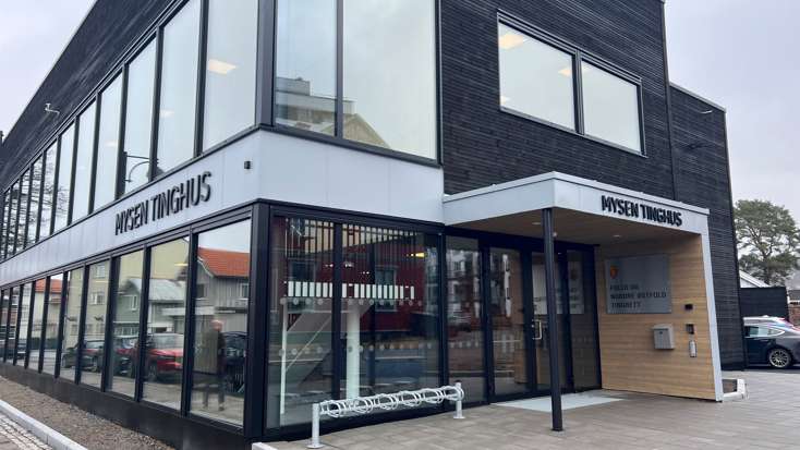 Tinghuset sett fra et av hjørnene med svart trefasade og mange glassvinduer tett i tett.