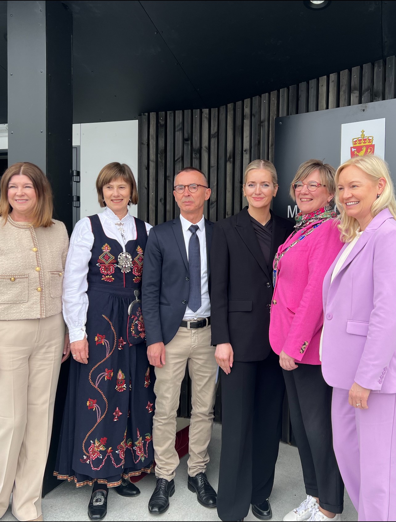 Fra venstre-  Hilde Vibeke  Enger, Kirsti H. Bjørneset, Sven Marius Urke, Emilie Enger Mehl, ordfører i Volda Søvlvi Dimmen og  Cecilie  Ø. Berglund