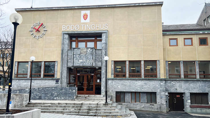 Bodø tinghus ligger i gågata i Bodø, og er et lysegult mursteinbygg med grå skifer nederst og vinduer rundt nederst på fasaden.