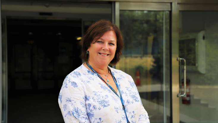 Heidi Heggdal foran inngangsparti.
