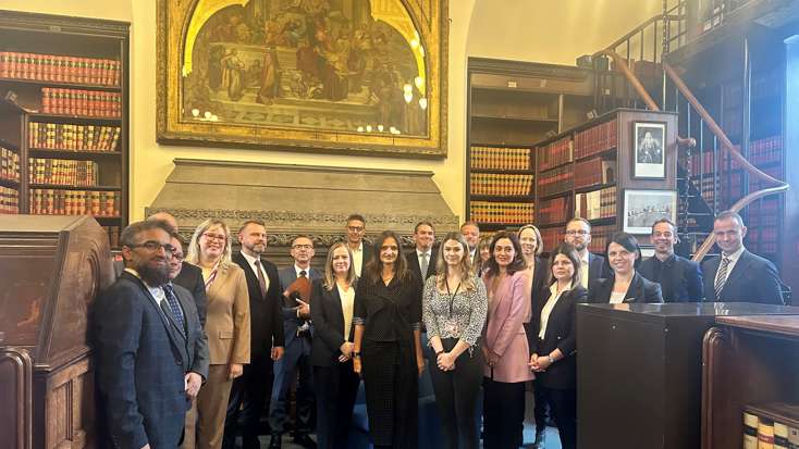 Gruppebilde av delegasjonen inne i biblioteket i Royal Courts of Justice i London.