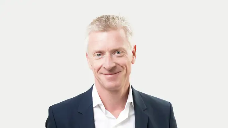 Leif Otto Østerbø ser mot kamera. Han har kort lyst hår og har på seg en mørk dressjakke med en lys skjorte under.