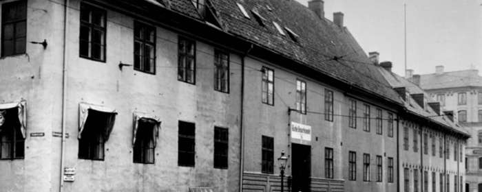 Fra 1815 til 18921 holdt Høyesterett til i Katedralskolen i Dronningens gate 15. Bygningen er nå revet.