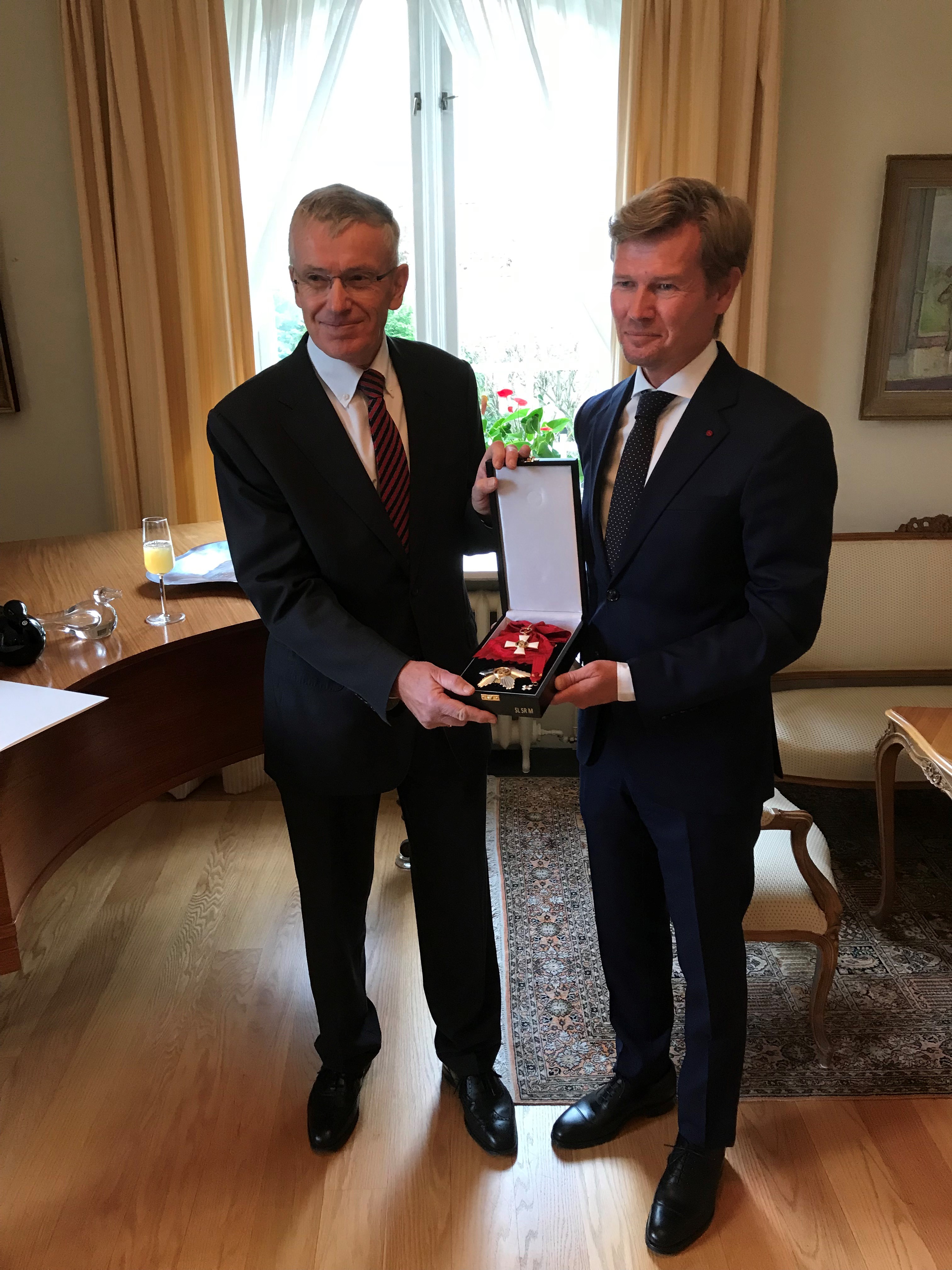 Tore Svhei med Finlands ambassadør til Norge Mikael Antell